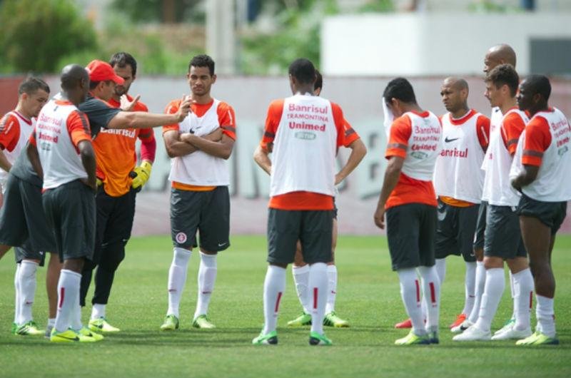 Clemer orienta jogadores durante treino