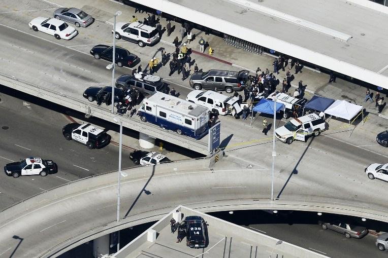Atirador abriu fogo com metralhadora no aeroporto de Los Angeles