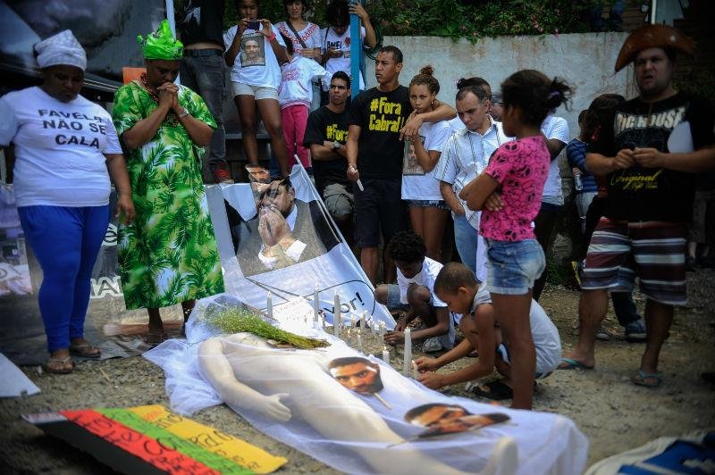 Em protesto, boneco foi sepultado simbolicamente