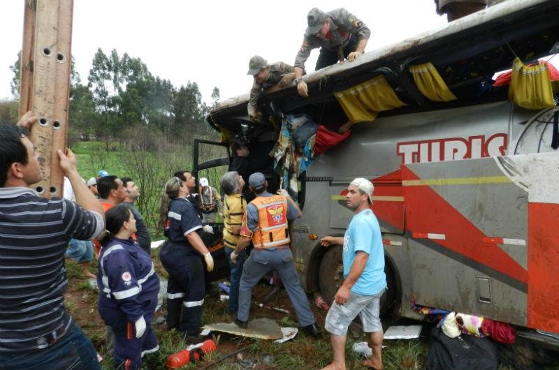 &Ocirc;nibus capota e deixa ao menos quatro mortos em Passo Fundo 