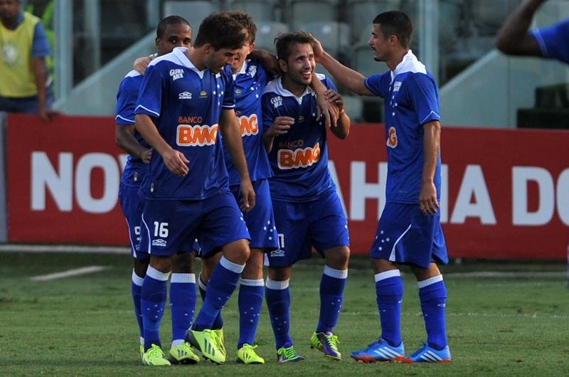 Everton Ribeiro marcou o &uacute;nico gol do jogo na Vila Belmiro