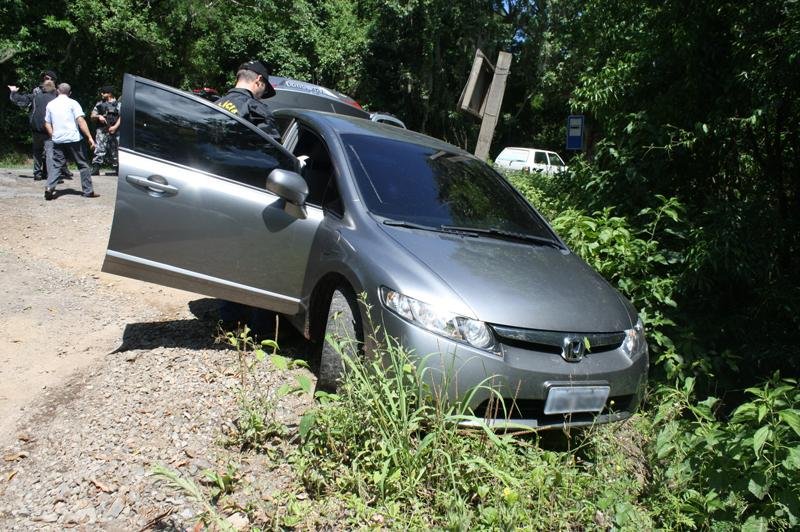 Criminosos abandonaram Honda Civic ap&oacute;s atacarem dois carros-fortes na BR 116