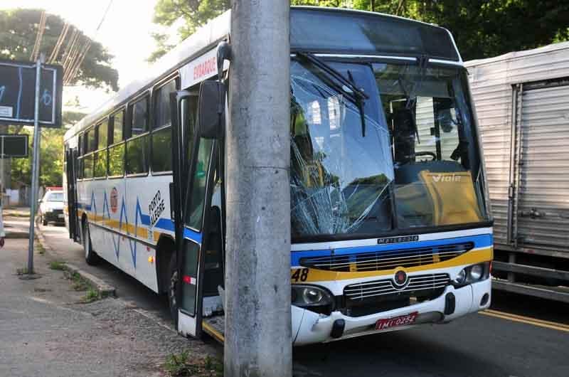 Mais de 20 ficam feridos na colis&atilde;o de &ocirc;nibus contra poste