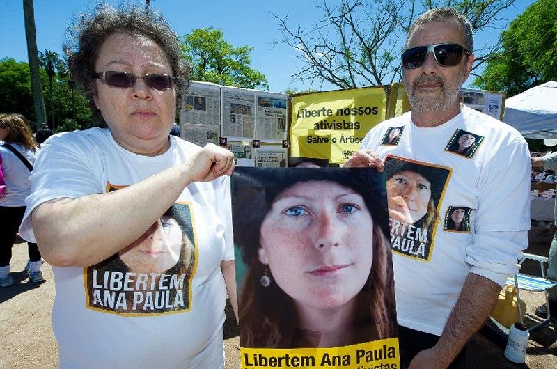 Pais de bi&oacute;loga participaram de protesto na Reden&ccedil;&atilde;o