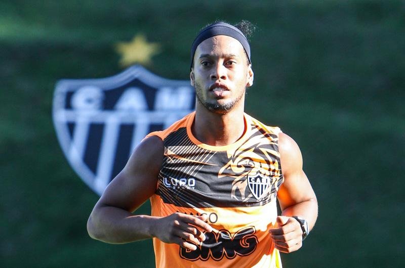 Dona Miguelina viaja a Minas e garante "colo" para recupera&ccedil;&atilde;o de Ronaldinho