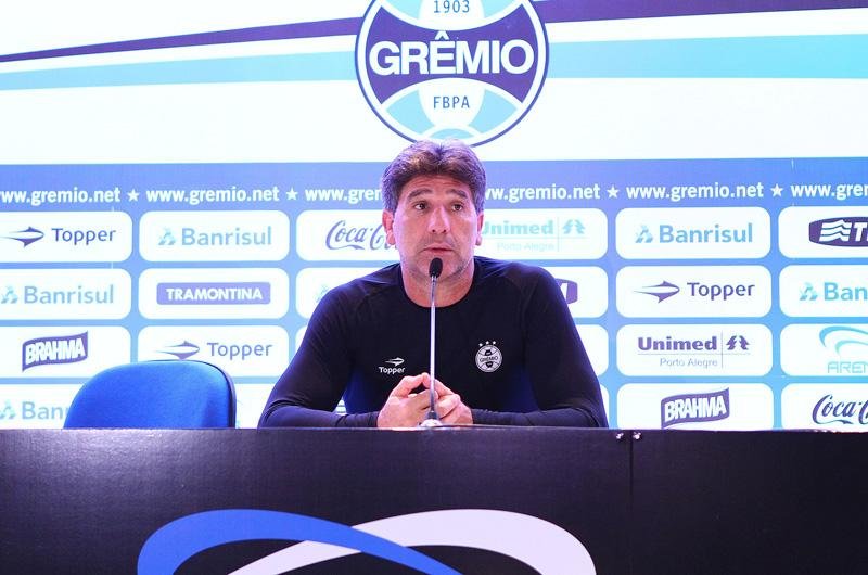 T&eacute;cnico minimizou vaias e disse que torcida est&aacute; "mal acostumada" com vit&oacute;rias 