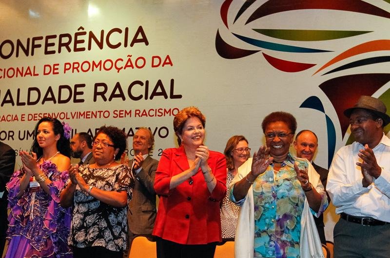 Dilma assina projeto de cotas no servi&ccedil;o p&uacute;blico
