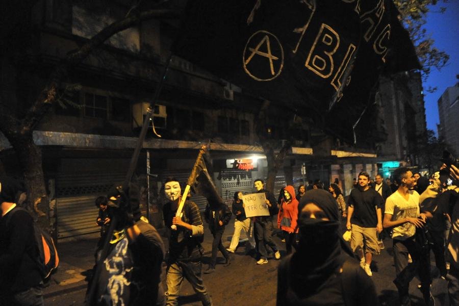 Grupo gritou palavras de ordem contra Copa 2014 e viol&ecirc;ncia na repress&atilde;o &agrave;s manifesta&ccedil;&otilde;es