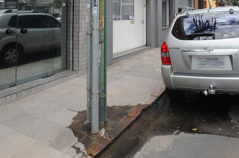 &Aacute;gua vazava pela base do poste