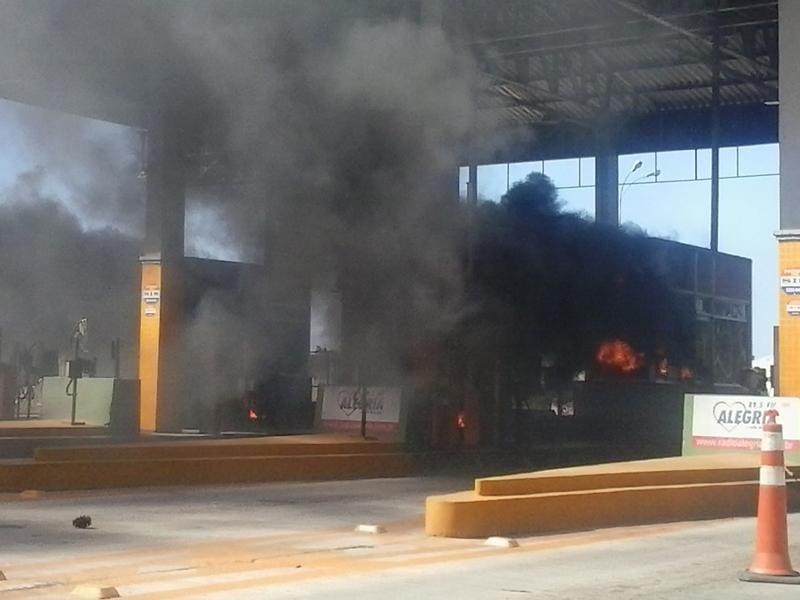 Ap&oacute;s protesto, grupo que incendiou cabine de ped&aacute;gio &eacute; liberado