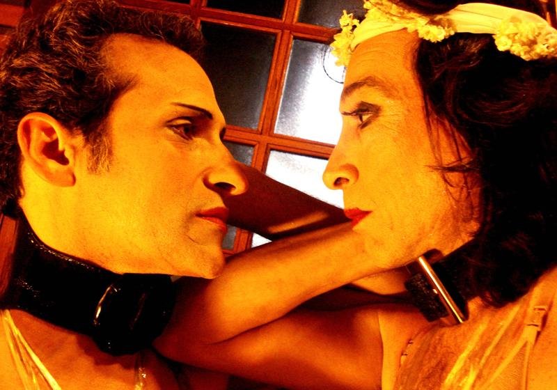 Crise de transexual e sua insatisfa&ccedil;&atilde;o com a sociedade &eacute; tema central