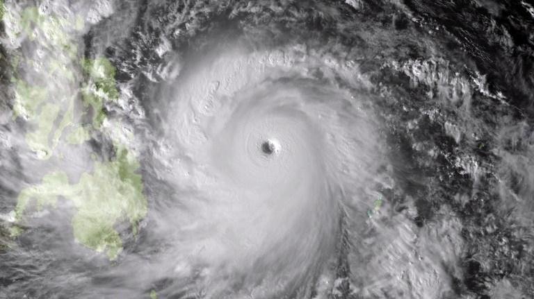 Tempestade Haiyan poder&aacute; ser a maior j&aacute; registrada com ventos de quase 400 km/h