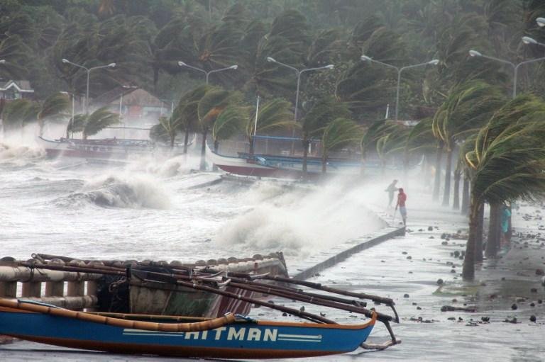 Tuf&atilde;o deixa tr&ecirc;s mortos nas Filipinas 