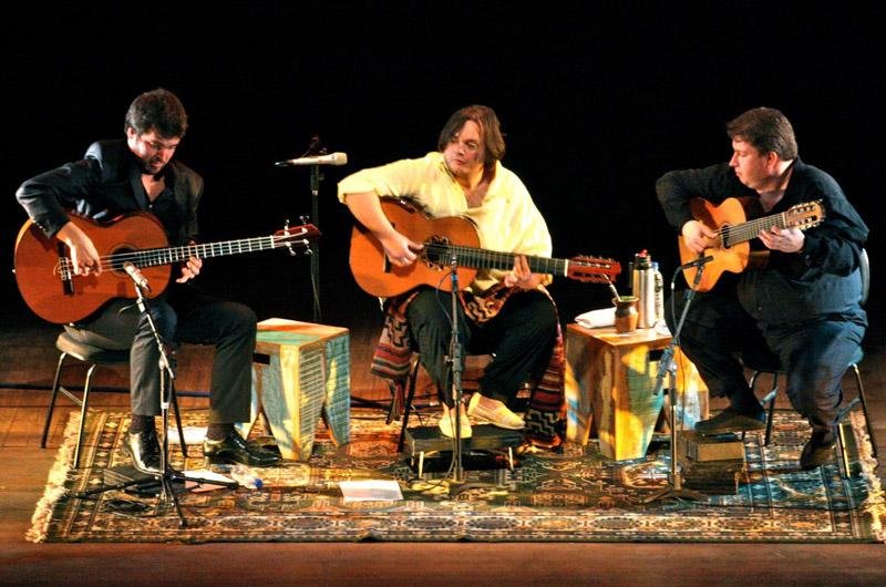 Guto Wirtii, Yamandu Costa e Arthur Bonilla tocam juntos hoje, no palco no Theatro S&atilde;o Pedro