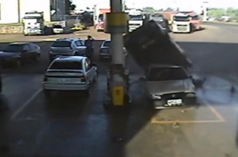 Caminhonete s&oacute; parou quando colidiu contra Uno