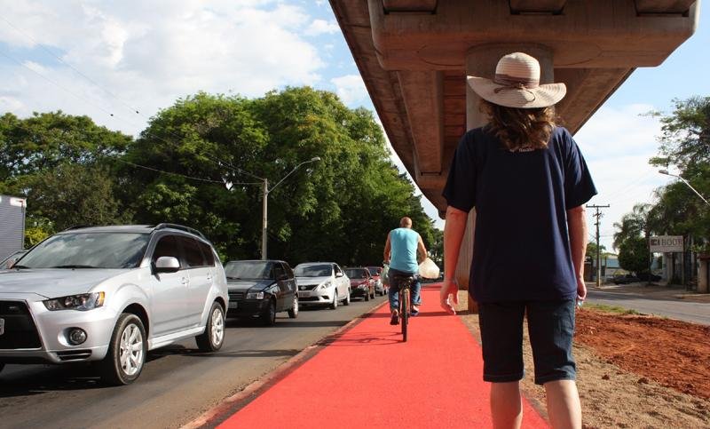 Pedestres invadem ciclovia em Novo Hamburgo