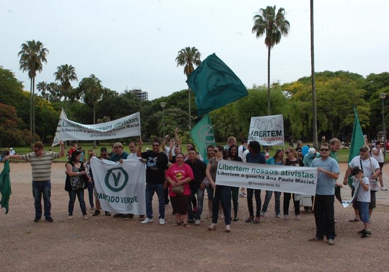 Partido Verde realiza ato e pede liberta&ccedil;&atilde;o de ativista ga&uacute;cha