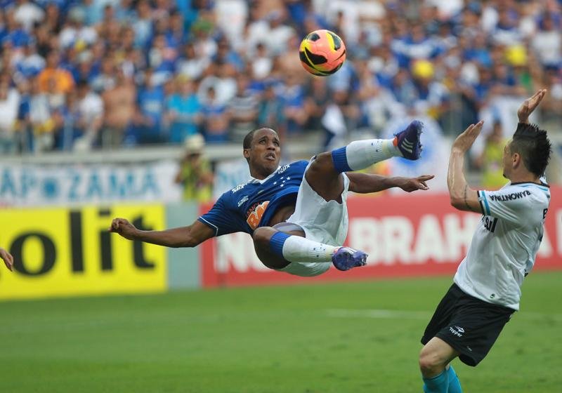 Tricolor come&ccedil;ou recuado, perdeu chances claras e levou 3 a 0 do l&iacute;der do Brasileir&atilde;o