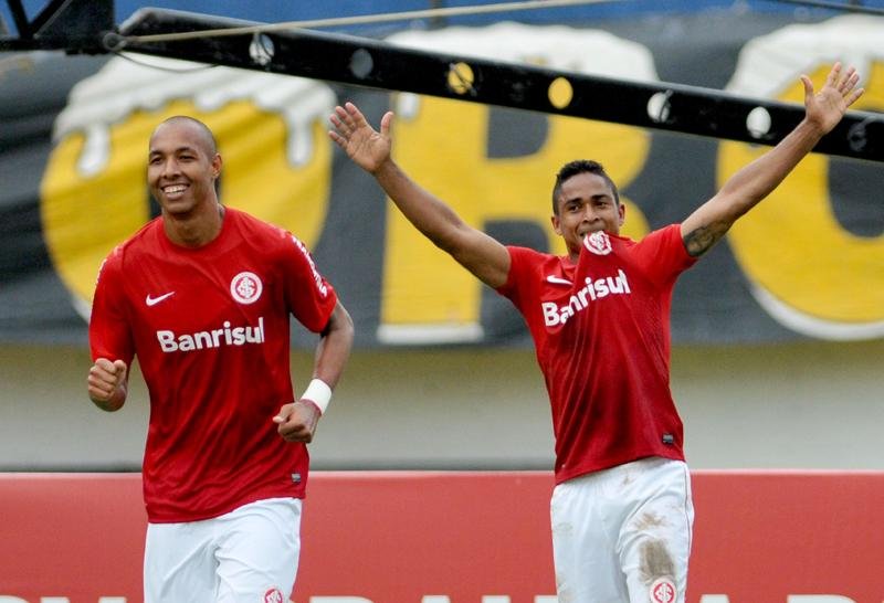 Colorado fez 2 a 1 no time carioca em Caxias do Sul e somou 45 pontos na tabela