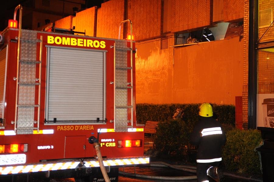 Fogo come&ccedil;ou na pra&ccedil;a de alimenta&ccedil;&atilde;o do shopping por volta das 20h