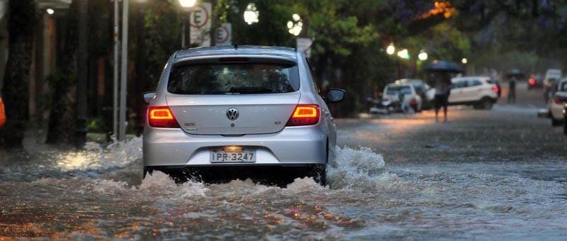 Rua da Rep&uacute;blica tamb&eacute;m tem ac&uacute;mulo de &aacute;gua