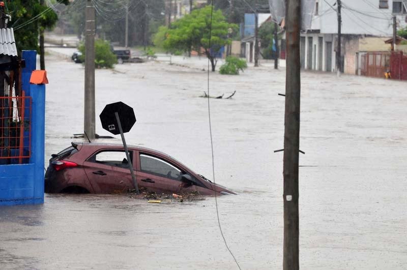 Tr&acirc;nsito &eacute; ca&oacute;tico em Porto Alegre
