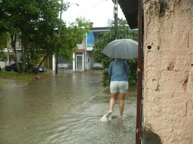 Fortes chuvas inundam bairros Farrapos e Humait&aacute; em Porto Alegre	