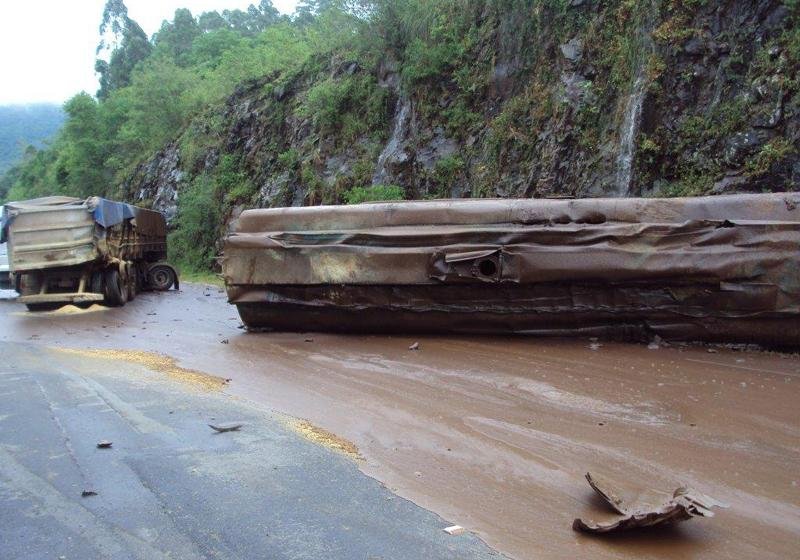Colis&atilde;o entre tr&ecirc;s caminh&otilde;es derruba sebo na ERS 129