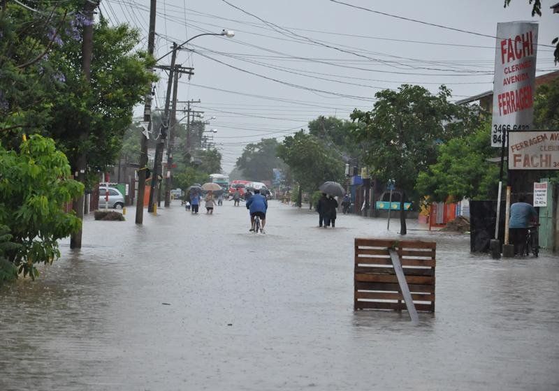 Chuva causou transtornos e deixou in&uacute;meras ruas alagadas na cidade