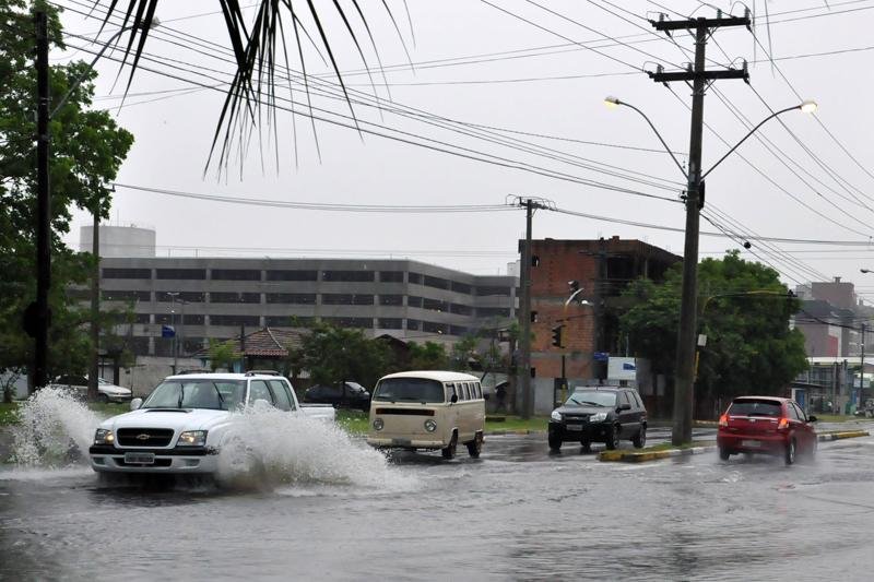 Desligamento em Canoas ocorre por ruas alagadas nas proximidades de rede el&eacute;trica