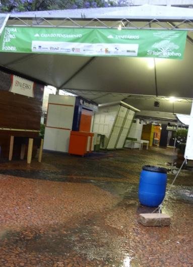 Estandes da Feira do Livro s&atilde;o liberados para fechar