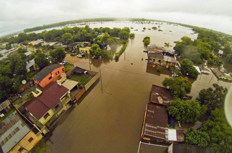 Rio est&aacute; 11,85 metros acima do n&iacute;vel normal e segue em eleva&ccedil;&atilde;o, aumentando estragos
