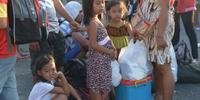 Crianças esperam para deixar área devastada nas Filipinas