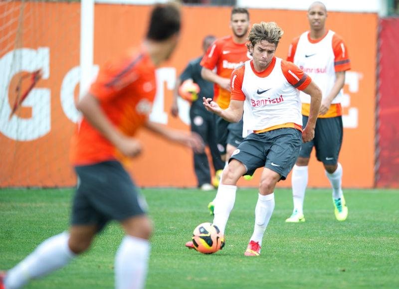 Lateral &eacute; promessa das categorias de base do clube