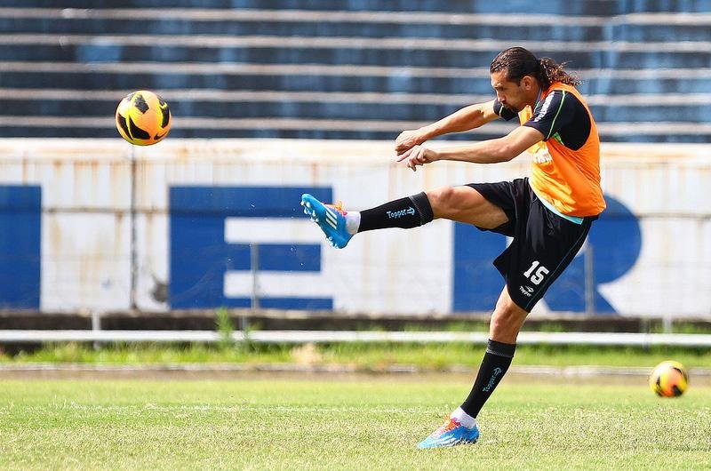 Atacante afirmou que se cobra para ajudar o Gr&ecirc;mio dentro de campo