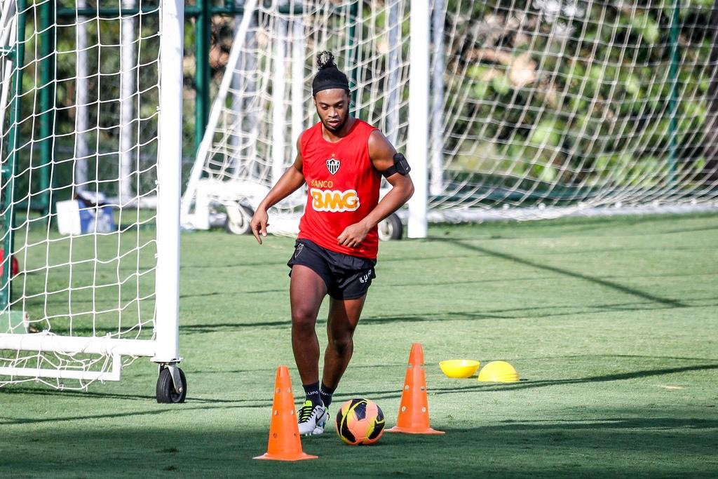 Ronaldinho volta a treinar de chuteiras no CT do Atl&eacute;tico-MG