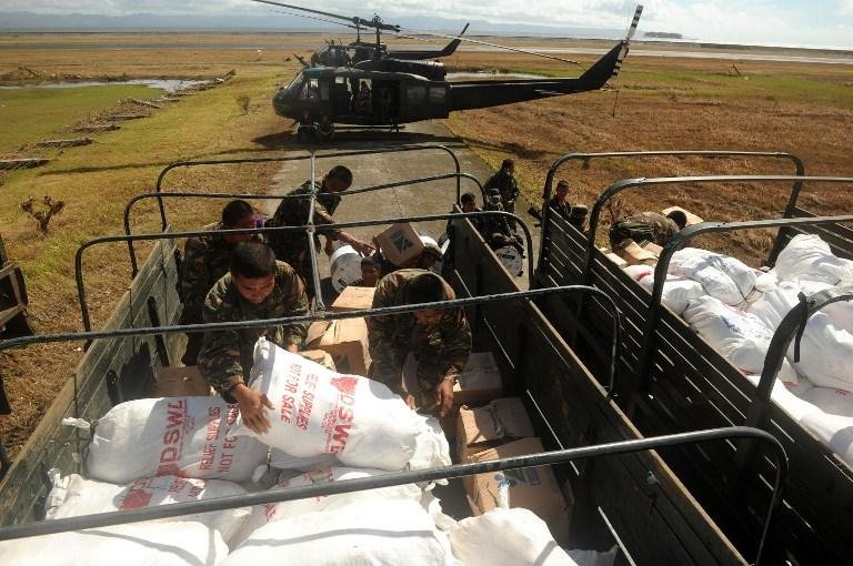 Sobreviventes de tuf&atilde;o nas Filipinas reclamam de lentid&atilde;o da ajuda