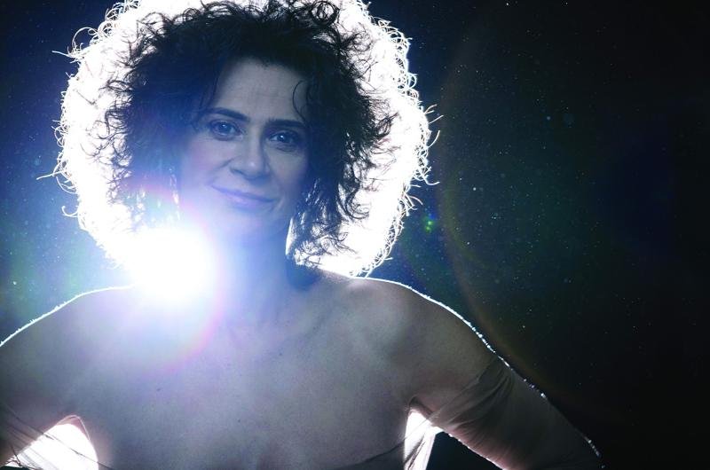No novo CD, Simone homenageia compositoras que influenciaram sua trajet&oacute;ria musical