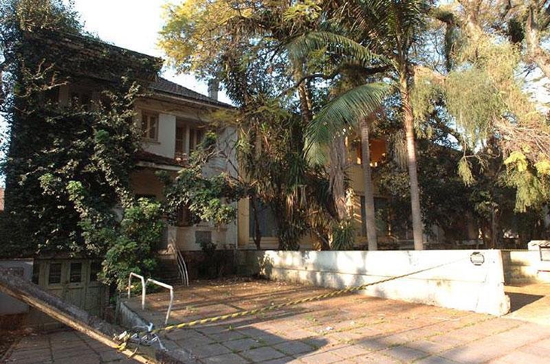 Construtora mant&eacute;m indefinida demoli&ccedil;&atilde;o de casar&otilde;es