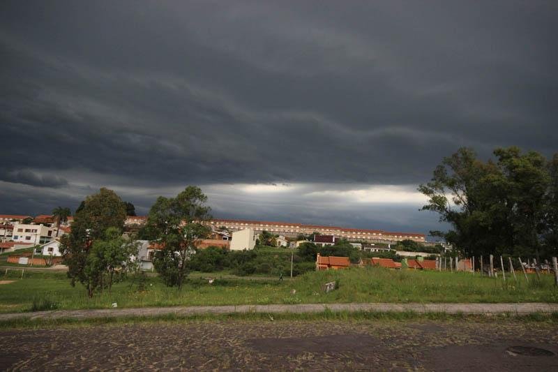 C&eacute;u ficou escuro com a chegada da nebulosidade em Livramento
