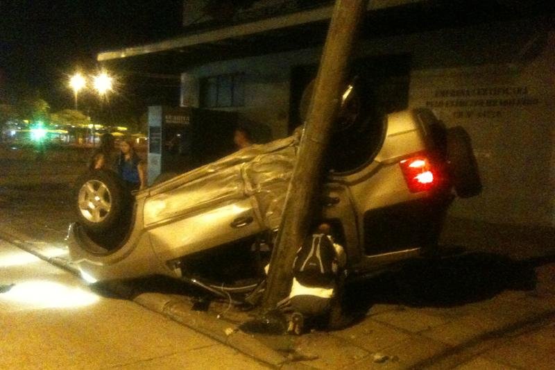 Jovem retornava de festa com pai de amiga quando caminhonete foi atingida por carro e capotou