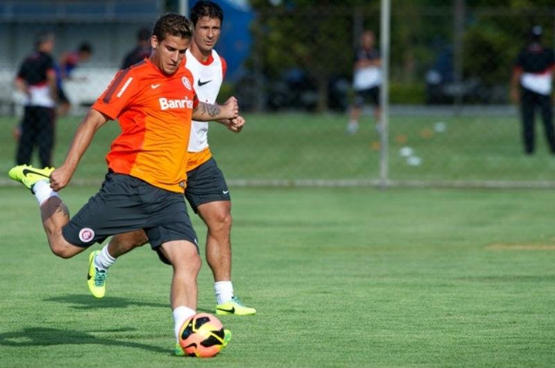 Rafael Moura ser&aacute; titular contra o Goi&aacute;s neste domingo