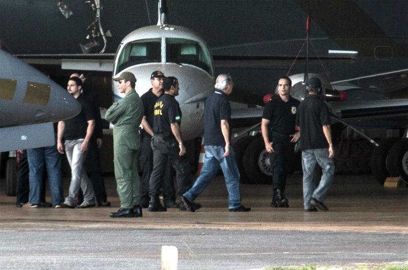 Presos do mensal&atilde;o chegam ao pres&iacute;dio da Papuda