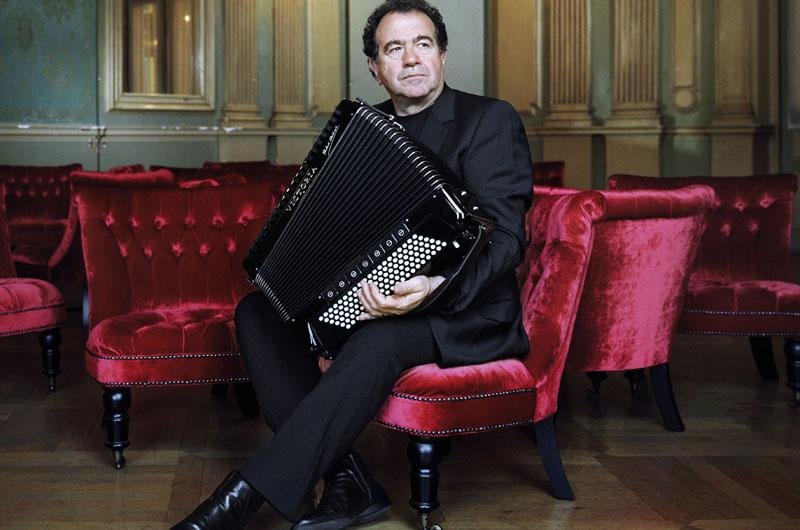 Richard Galliano se apresenta hoje, &agrave;s 21h, no Teatro Renascen&ccedil;a