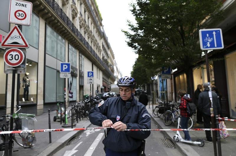 Homem abre fogo em jornal franc&ecirc;s e atinge fot&oacute;grafo 