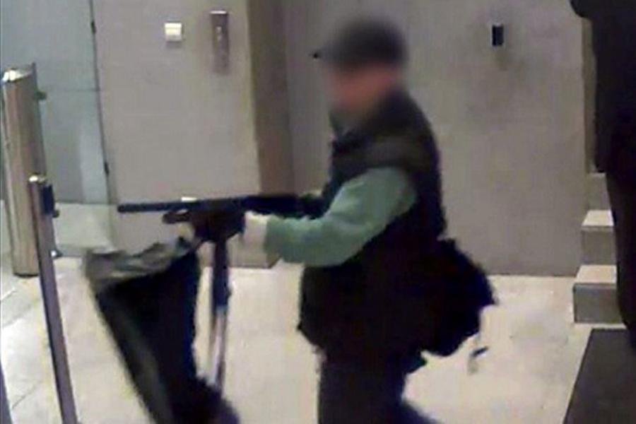 Homem abriu fogo contra sede de jornal em Paris