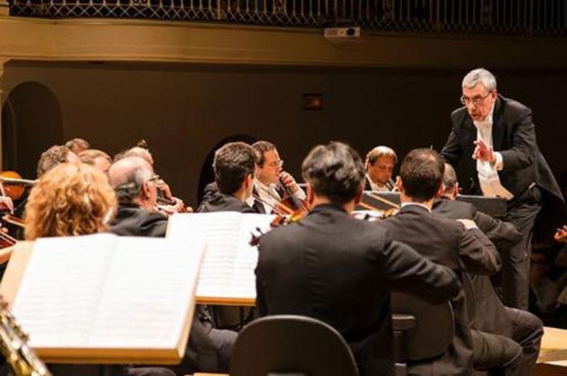 Reg&ecirc;ncia da orquestra ser&aacute; do espanhol Enrique Ricci