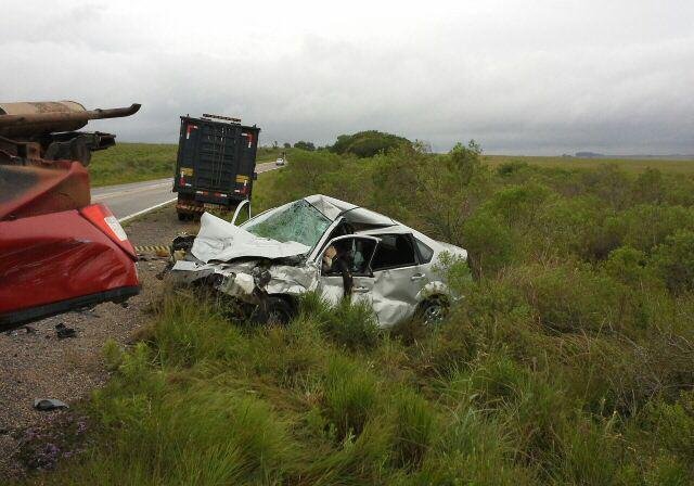 Fiat Strada aquaplanou devido &agrave; chuva e invadiu a outra pista colidindo de frente com um Ford Fiesta