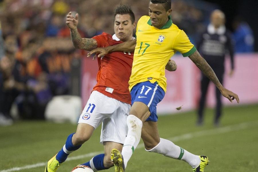 Gremista Vargas chegou a igualar para os chilenos, mas Robinho garantiu a vit&oacute;ria