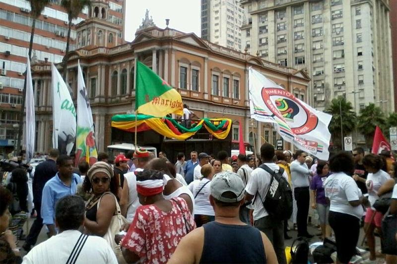 Marcha Zumbi dos Palmares re&uacute;ne centenas no Centro de Porto Alegre